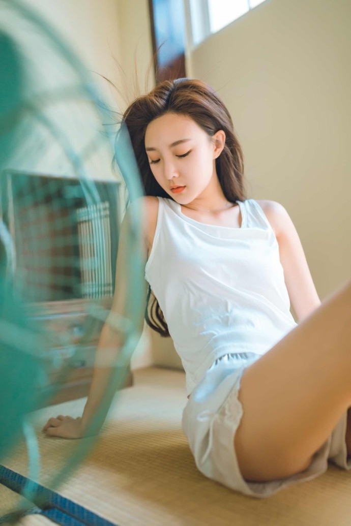 小清新美女飘逸长发精致小v脸背心短裤秀香肩玉腿图片