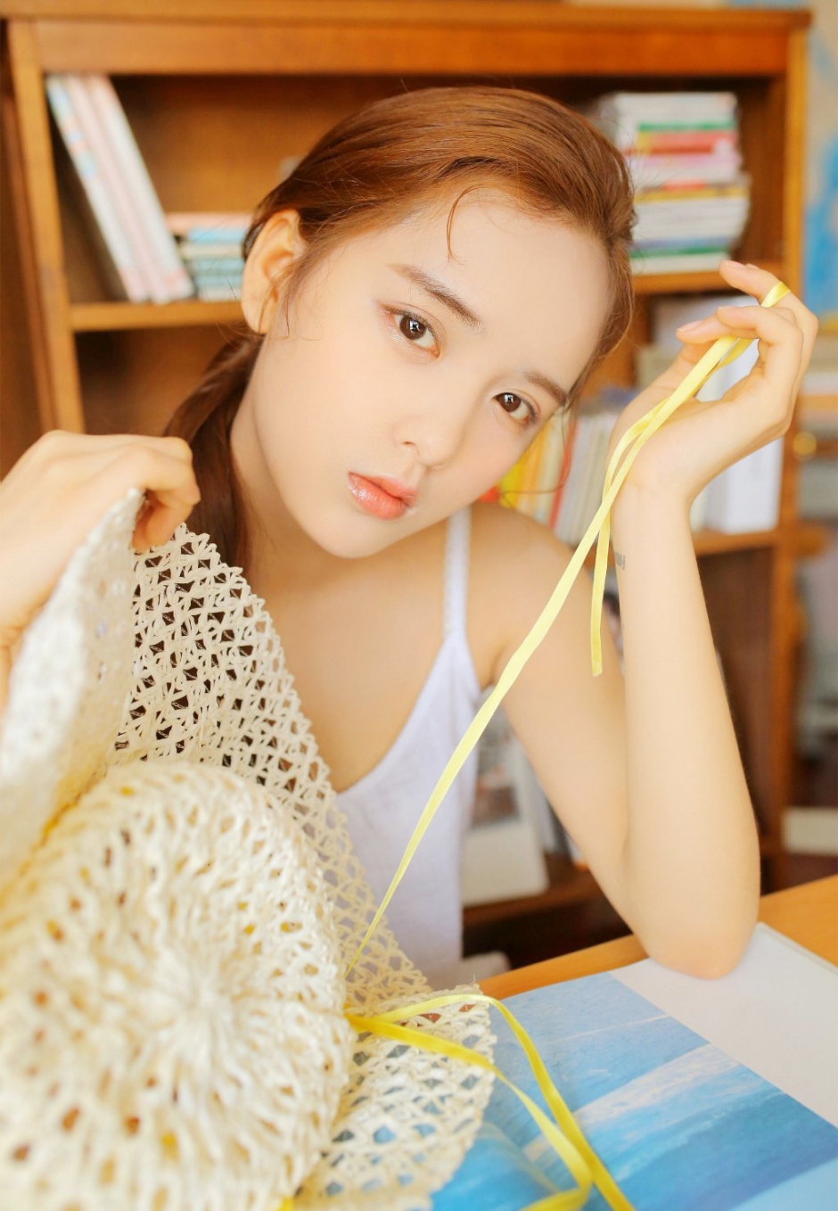 粉嘟嘟香唇氧气美女亚麻色长发白嫩鹅蛋脸精致五官图片