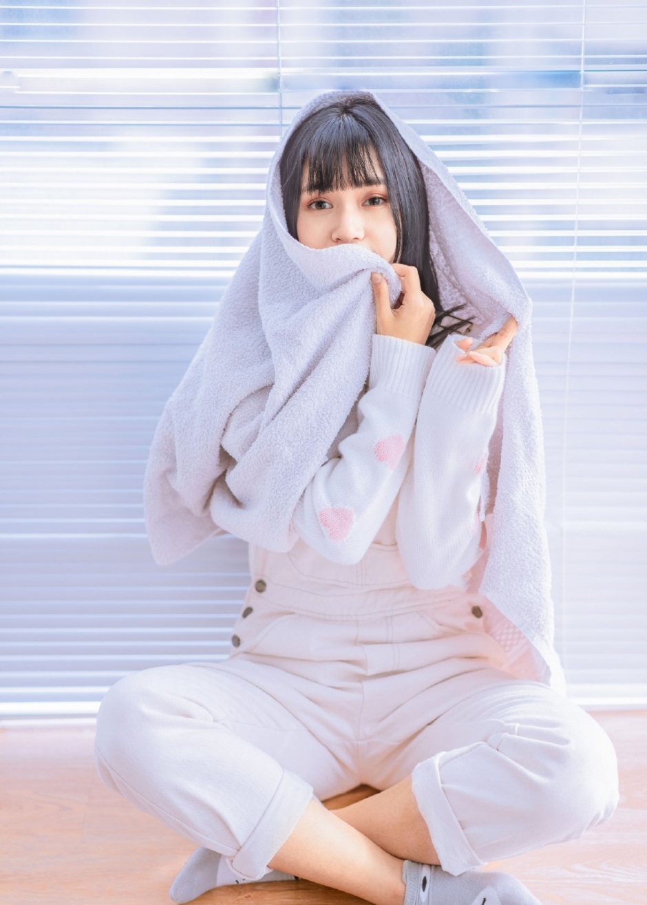 大眼睛美女长发披肩气质清纯私房图片