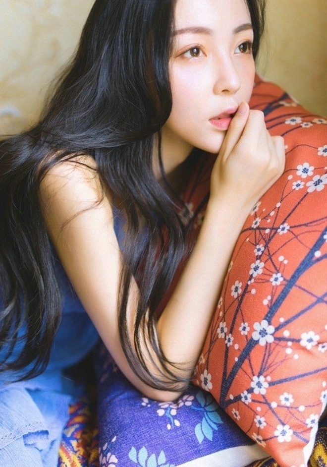 长发美女精致小v脸吊带裙性感香肩图片