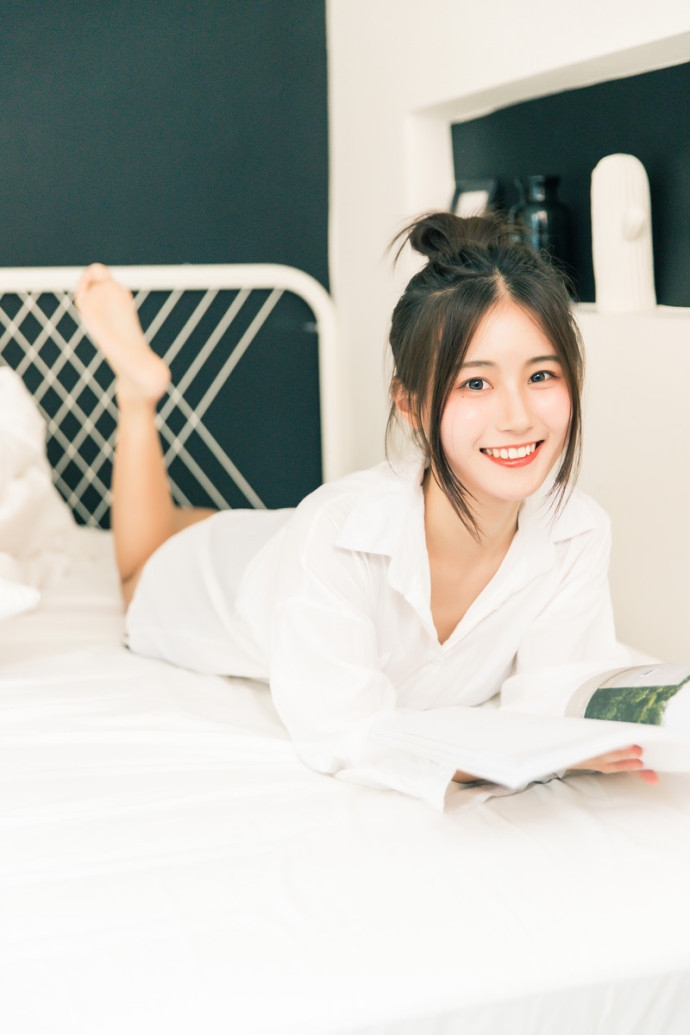 丸子头美女脸蛋白里透红白衬衫运动短裤露白瓷肌肤图片