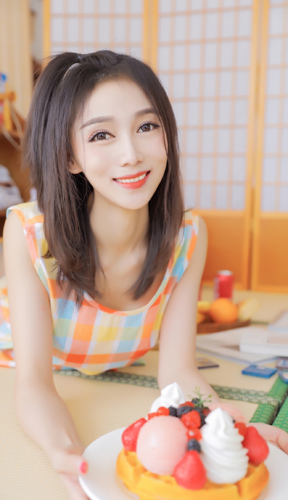 白嫩瓜子脸美女迷人电眼樱桃小嘴图片