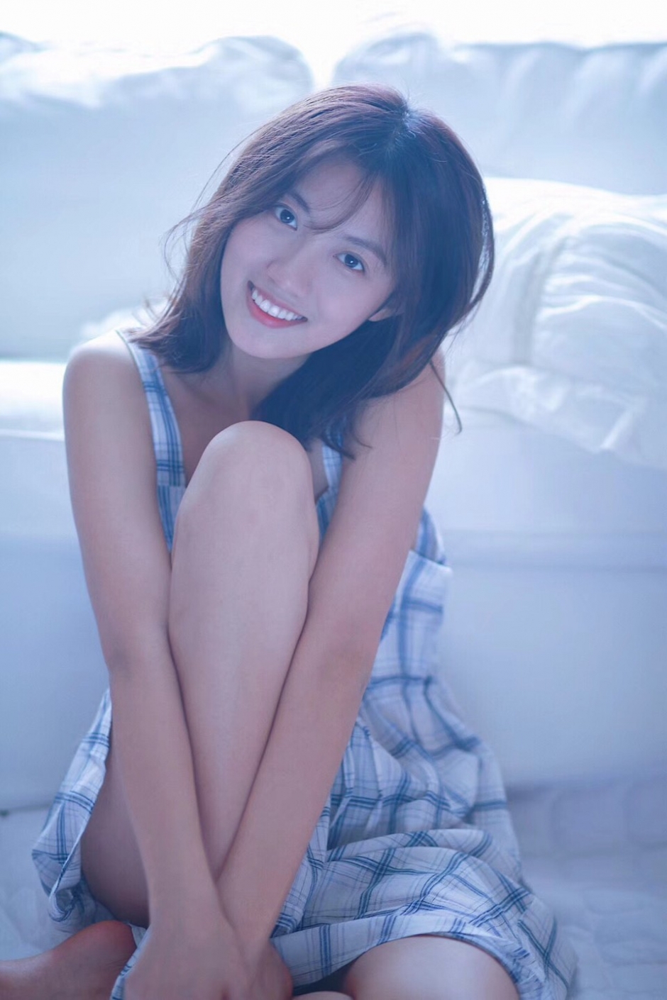 床上美女吊带睡衣白嫩肌肤露齿甜笑图片