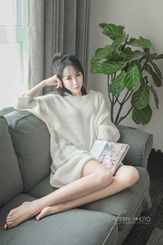 红唇美女姜迪白色毛衣裙露修长美腿图片