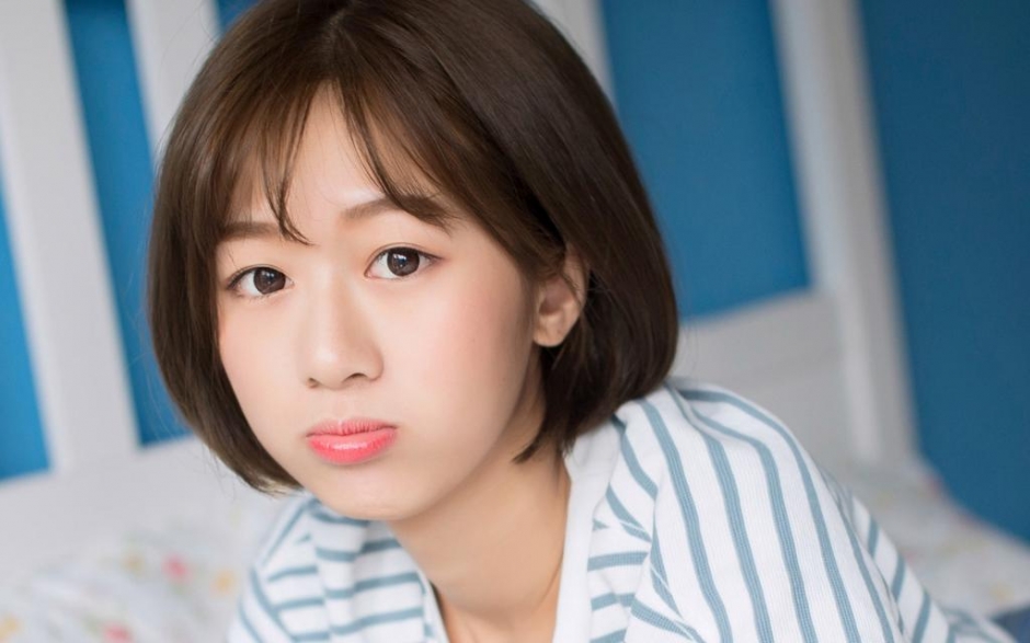 清纯短发美女撩人长腿露齿甜笑居家图片