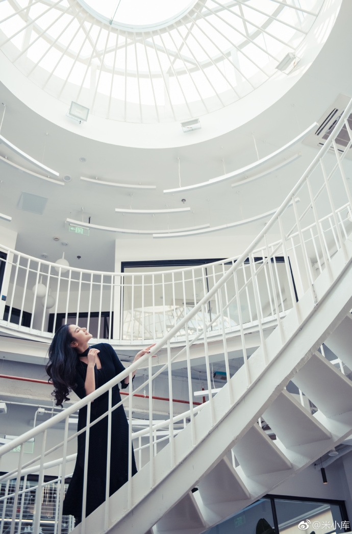 气质美女佳妮酱黑色长裙姿态撩人图片