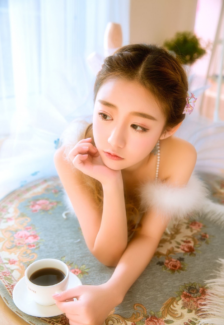 睫毛弯弯美女脸蛋白里透红蓬蓬裙露娇嫩牛奶肌图片