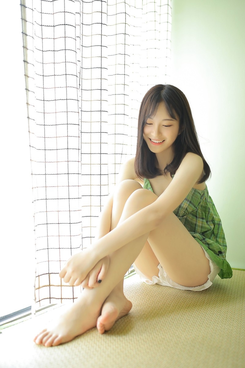 白嫩长腿美女深v吊带大秀事业线图片