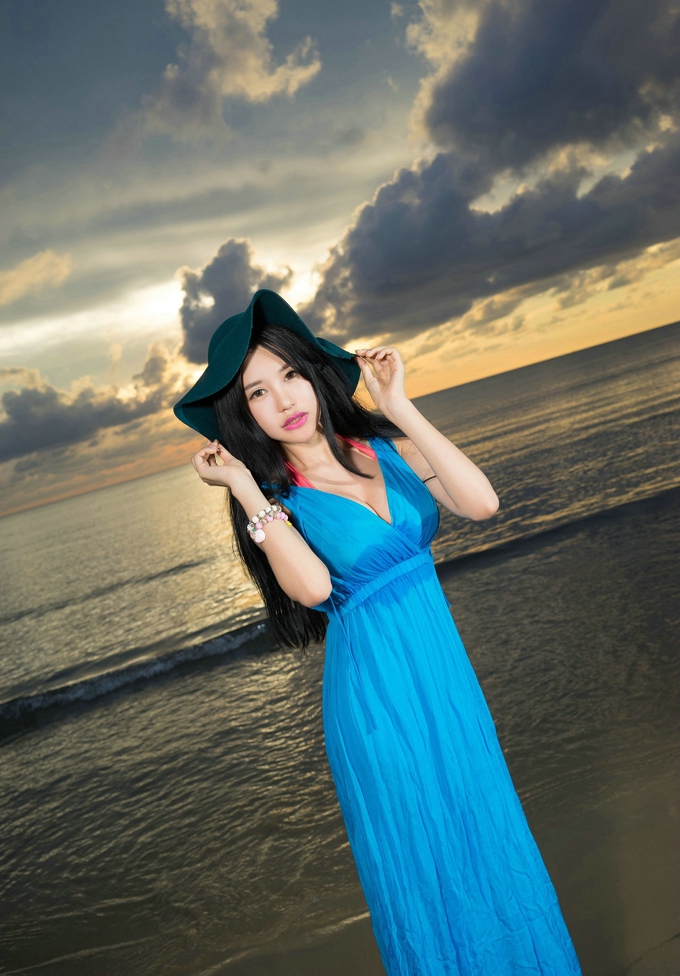 气质嫩模考拉粉嫩海边写真 考拉性感肌肤白皙诱人图片