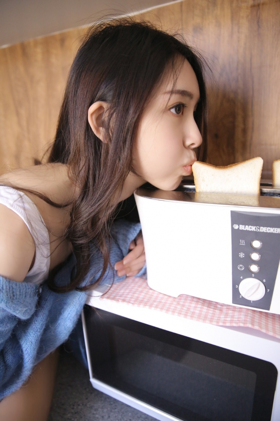 白丝长腿美女白色背心外披开衫小露香肩露齿甜笑图片