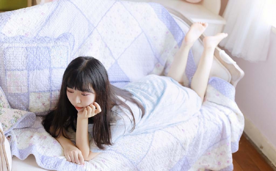 沙发美女蓝色连衣裙露光滑牛奶肌图片