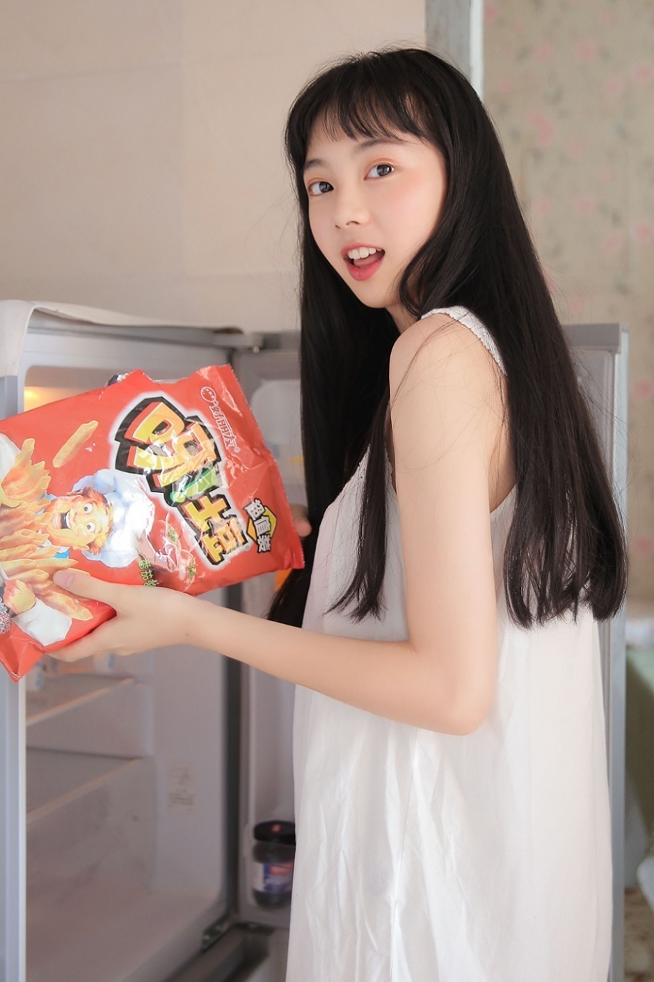 厨房美娇娘圆润娃娃脸乌黑长发居家图片