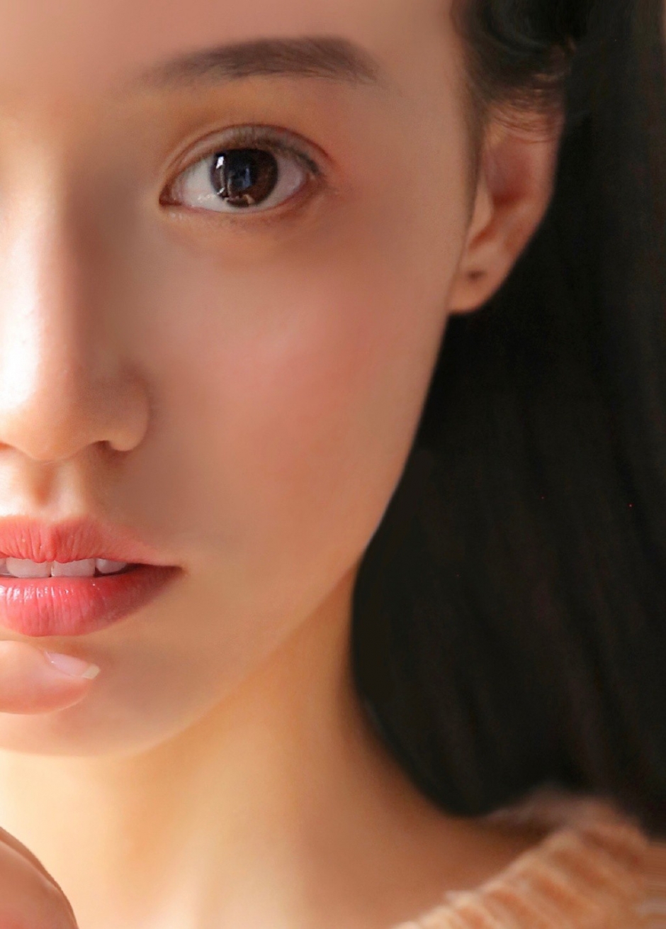 娇羞萝莉美女小v脸白里透红毛衣白丝长腿露齿甜笑图片