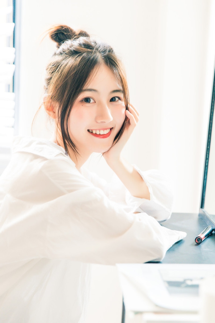 丸子头美女脸蛋白里透红白衬衫运动短裤露白瓷肌肤图片