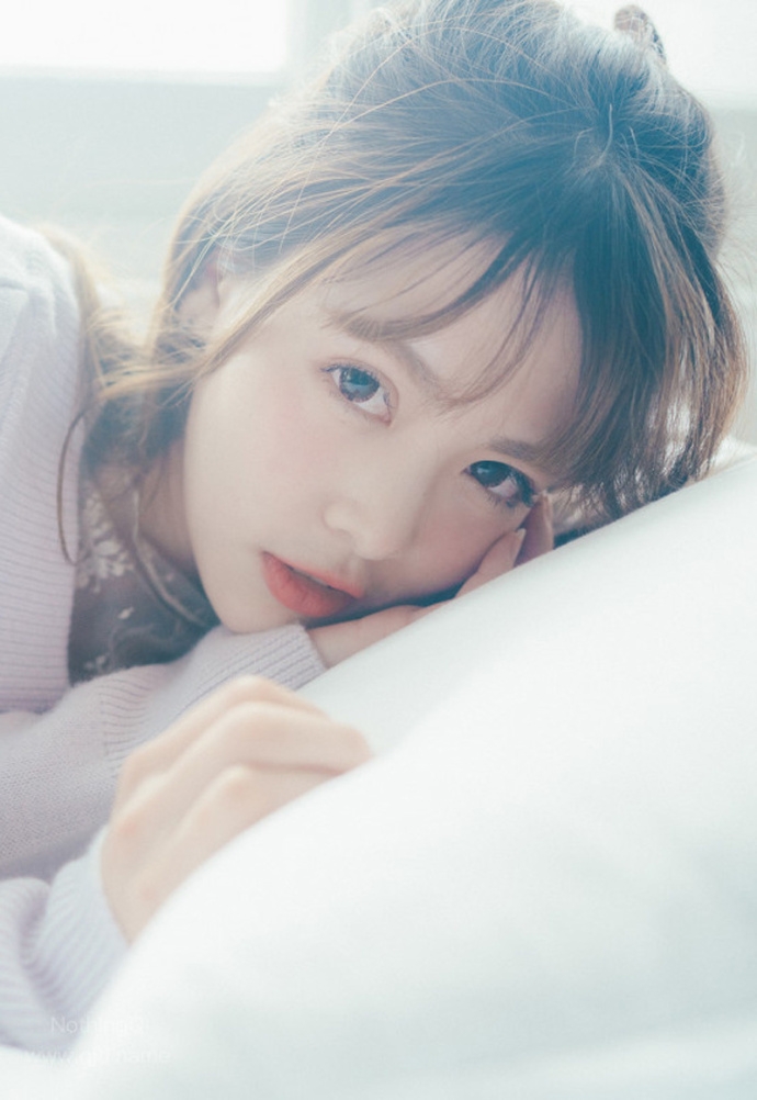 微卷长发美女脸蛋白里透红吐舌卖萌图片