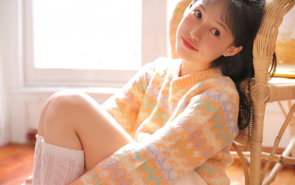 娇羞萝莉美女小v脸白里透红毛衣白丝长腿露齿甜笑图片