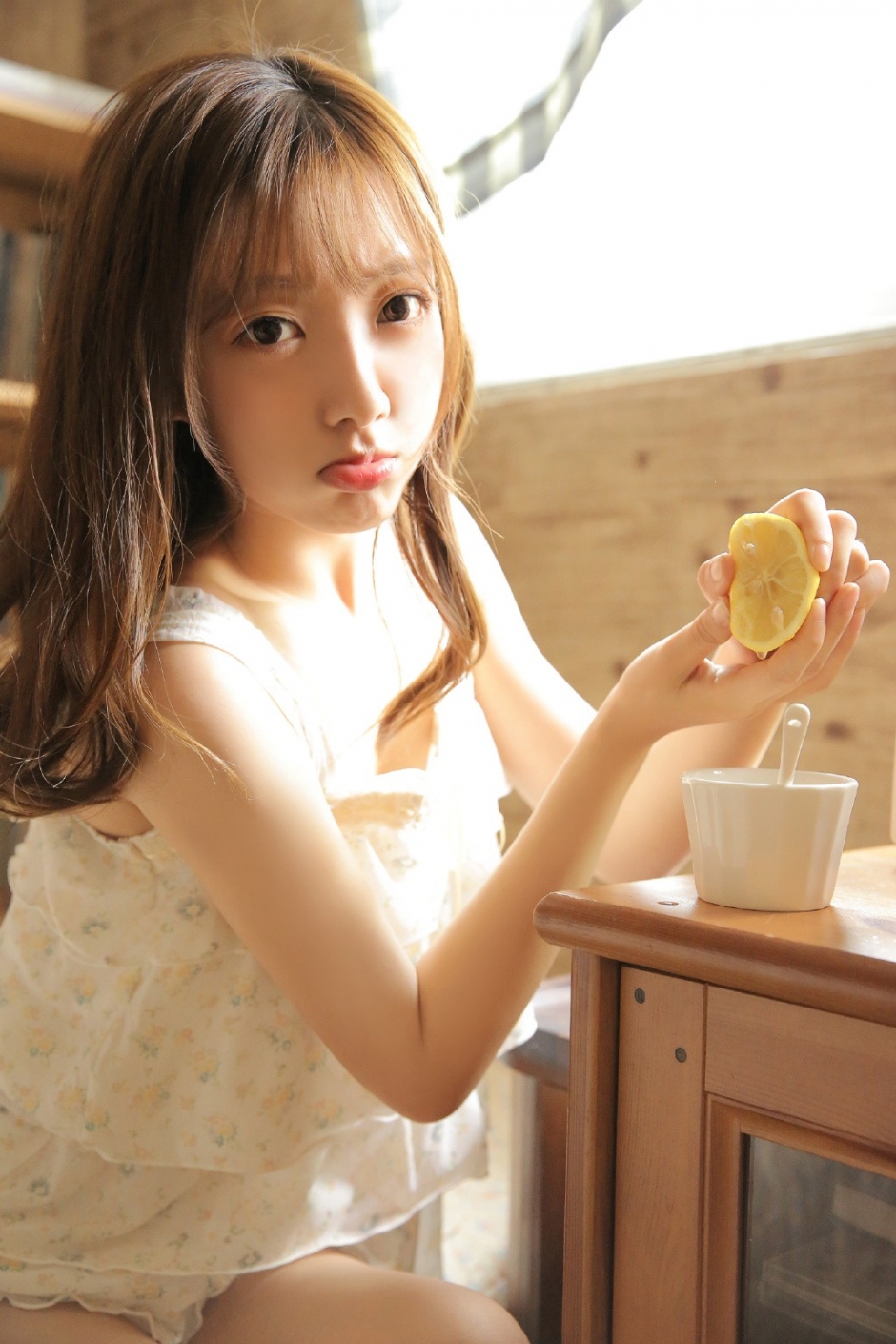 邻家女孩迷人电眼白嫩娃娃脸露齿甜笑图片