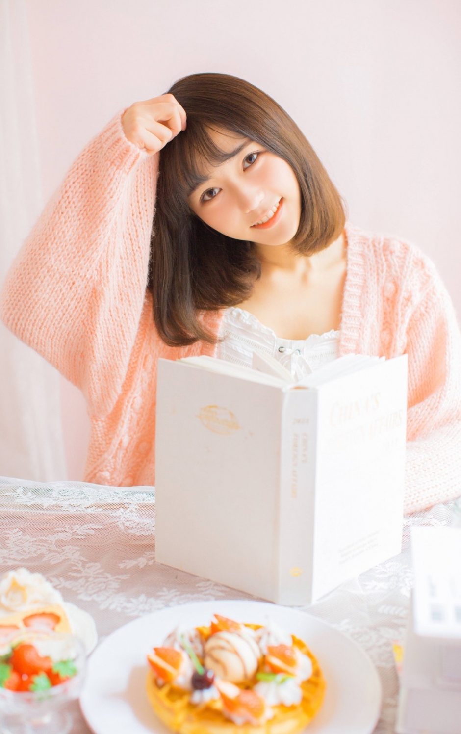 齐肩短发美女标致鹅蛋脸白瓷肌肤吹弹可破歪头大笑图片