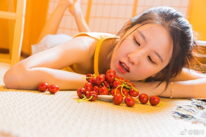 樱桃美少女发丝凌乱唇红齿白私房图片