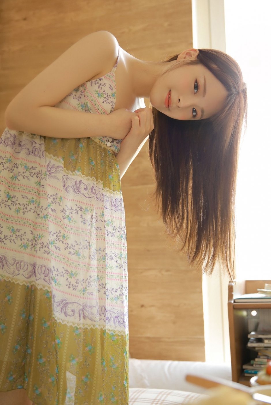吊带碎花裙美女柔顺长发粉嫩脸蛋图片