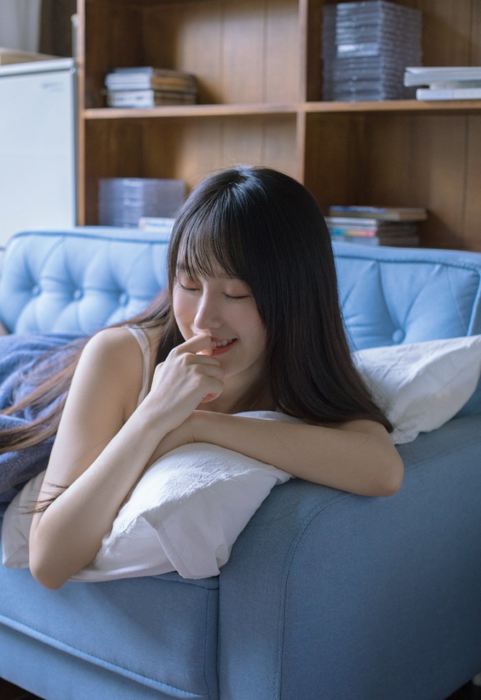 吊带超短裙美女性感香肩美腿诱惑图片