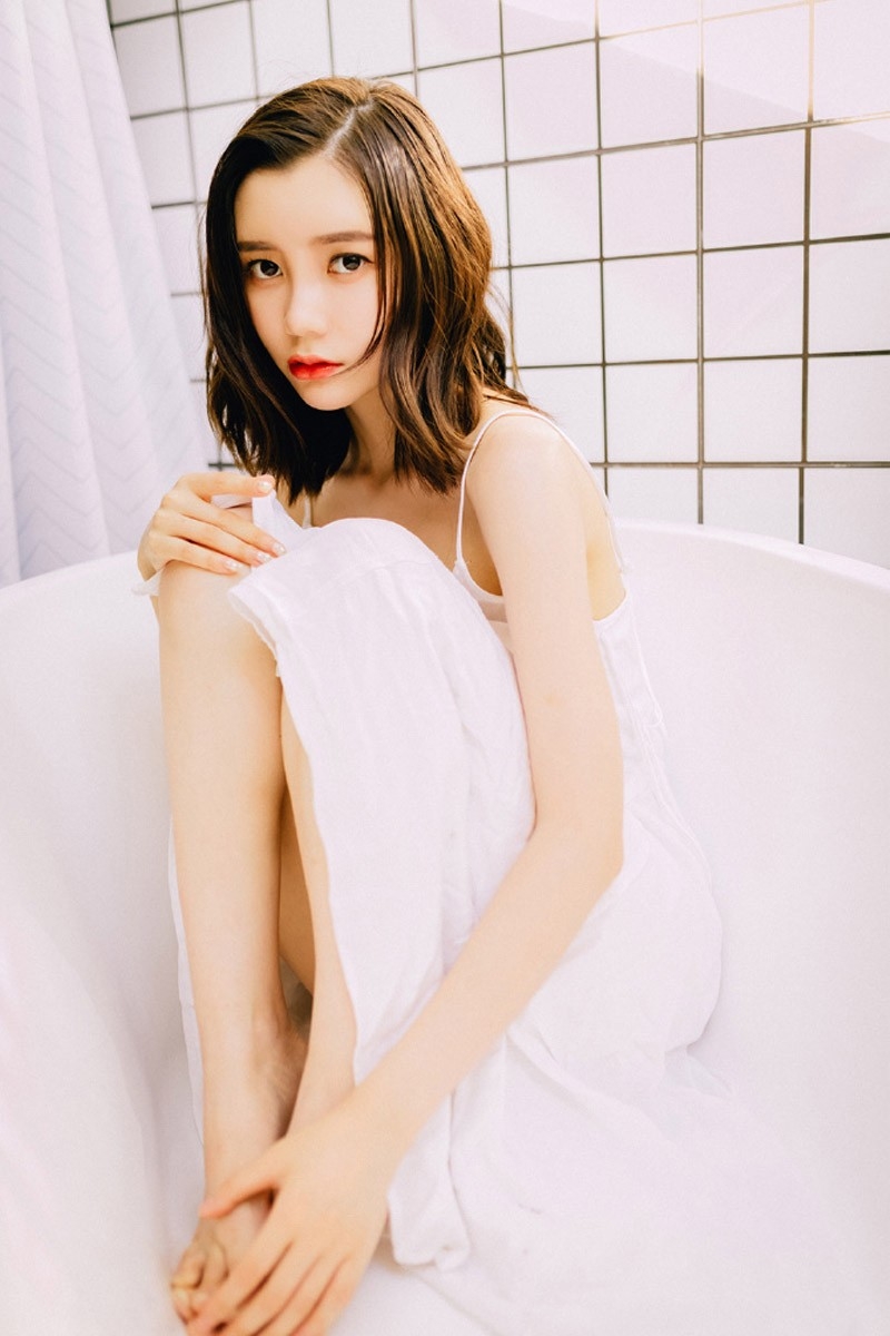 浴室美女深v吊带秀事业线大胆裸背图片