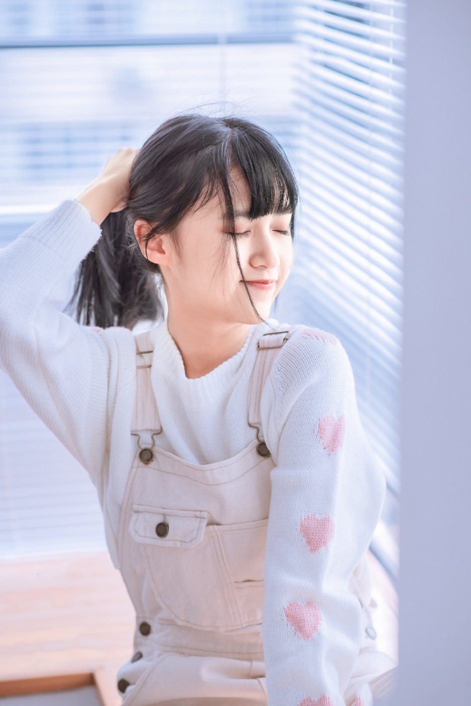 大眼睛美女长发披肩气质清纯私房图片