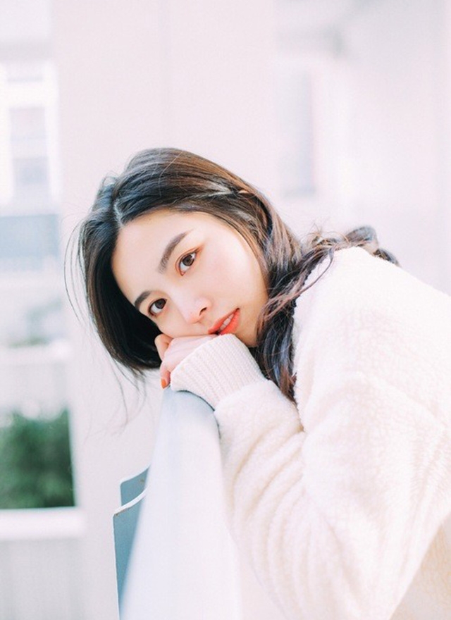 牛仔裤美女飘逸卷发精致侧颜唯美图片