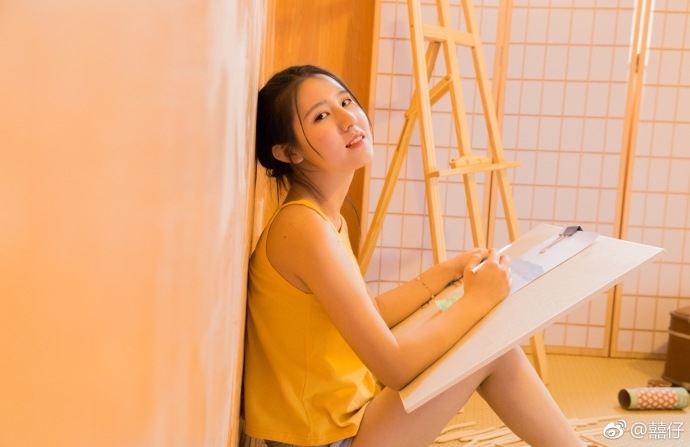 樱桃美少女发丝凌乱唇红齿白私房图片