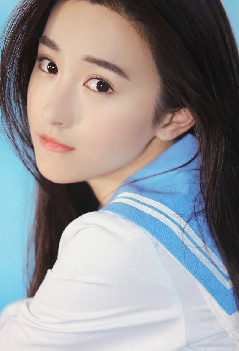 薄嘴唇杏仁眼氧气美女柔顺直发零瑕疵毛孔皮肤细腻图片