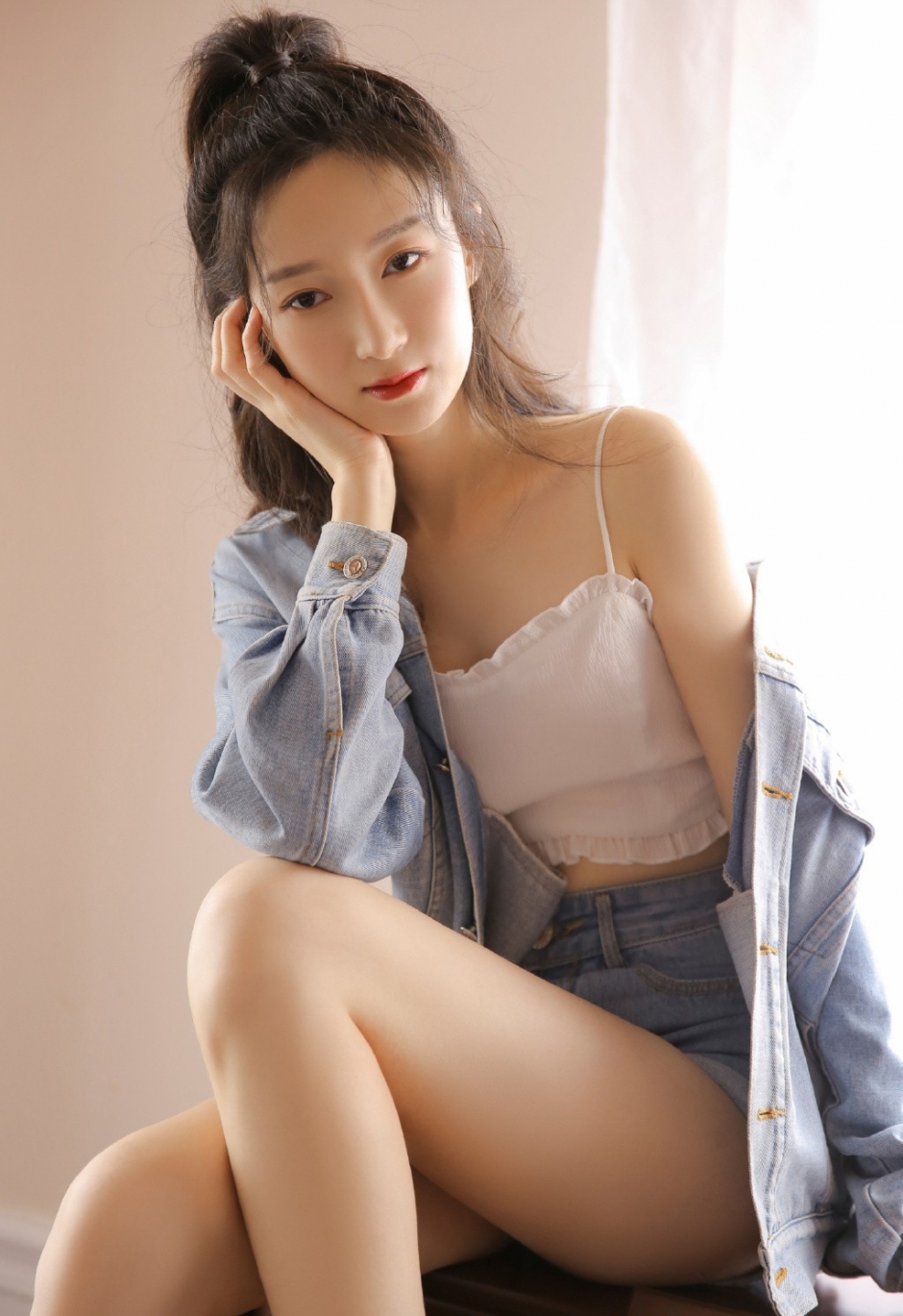牛仔裤翘臀美女半裸香肩诱人长腿图片