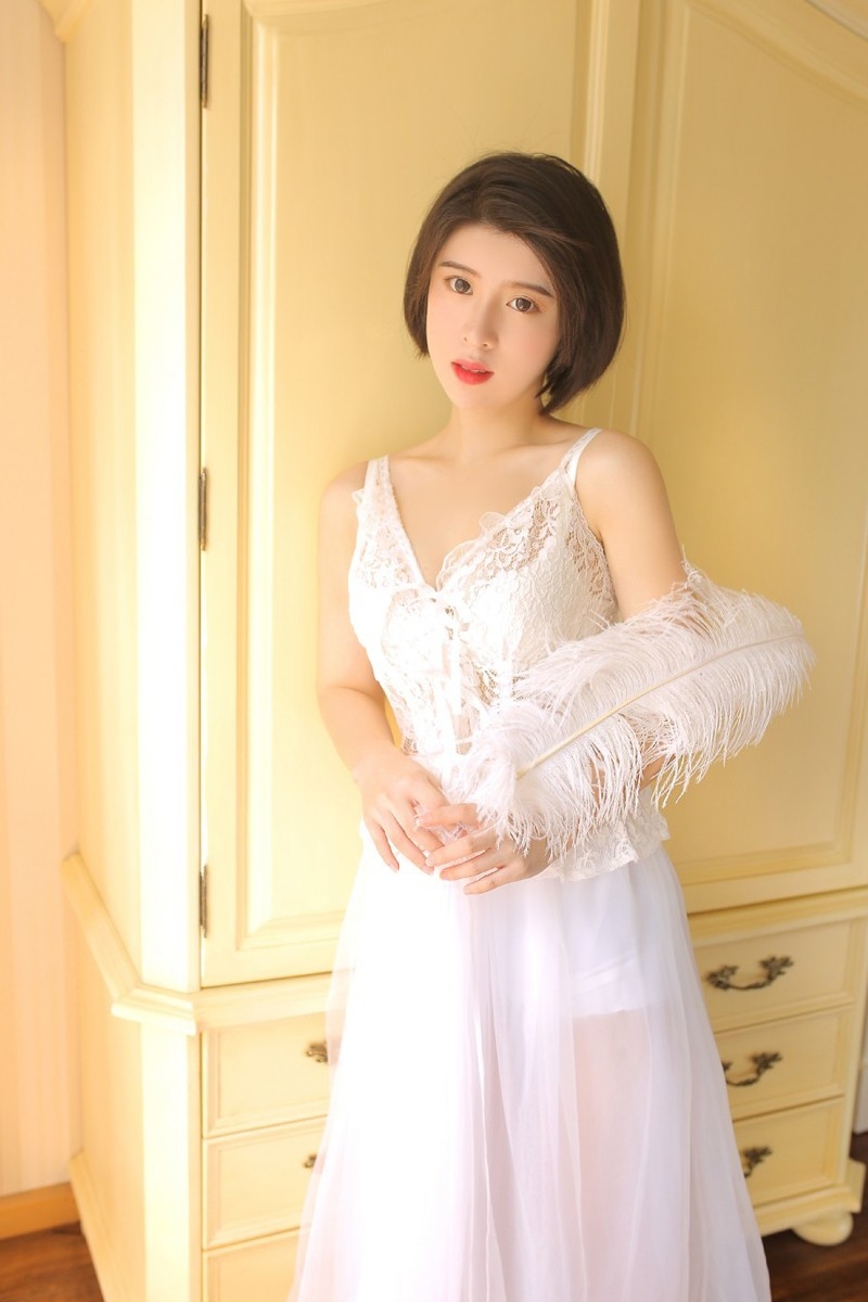 红唇美女蕾丝透视裙露傲人事业线图片