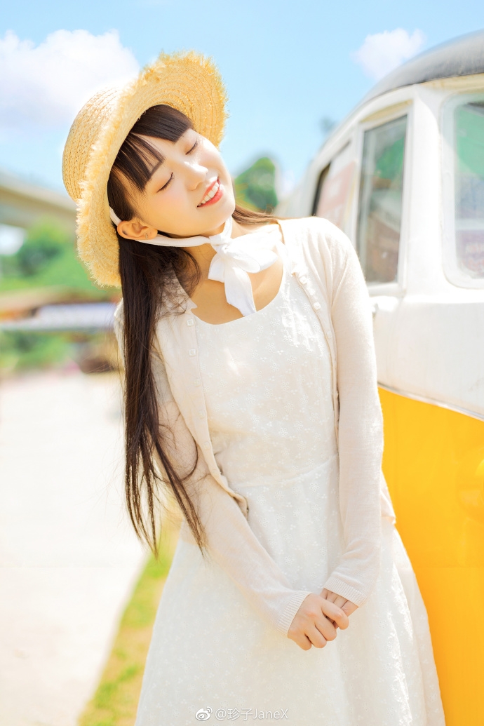 圆润娃娃脸美女头戴草帽白色长裙图片