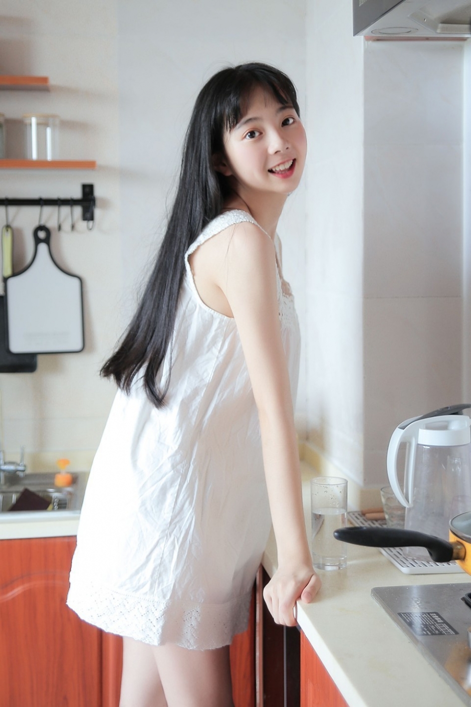 厨房美娇娘圆润娃娃脸乌黑长发居家图片