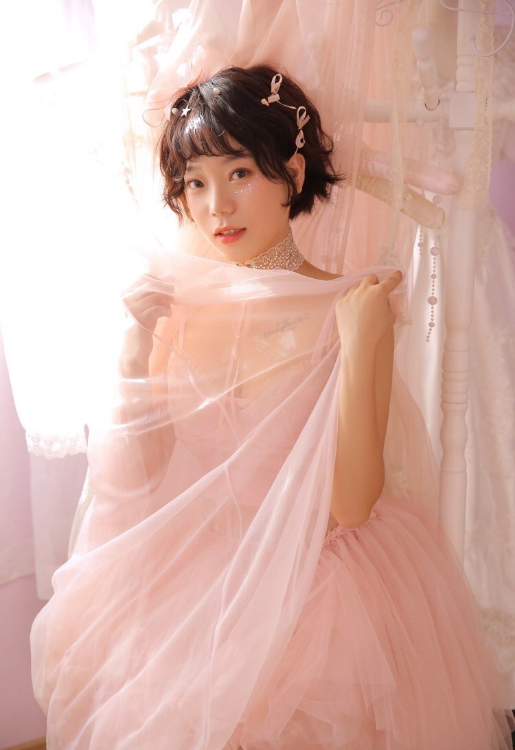 性感吊带美女秀香肩锁骨酥胸诱惑图片