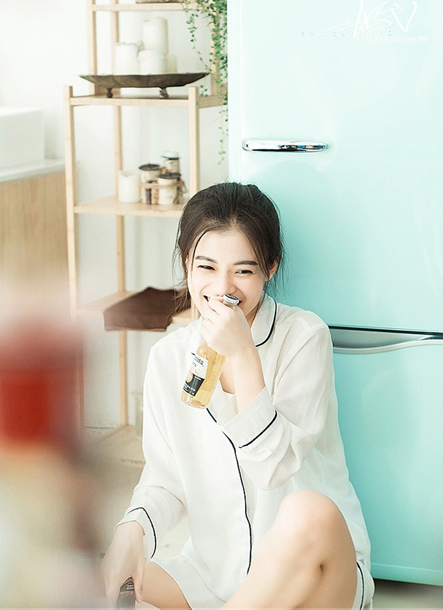 可爱睡衣美女秀修长美腿表情搞怪图片