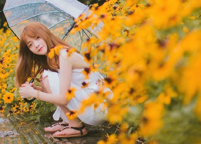 大眼萝莉美女吊带裙秀天鹅颈撑伞图片