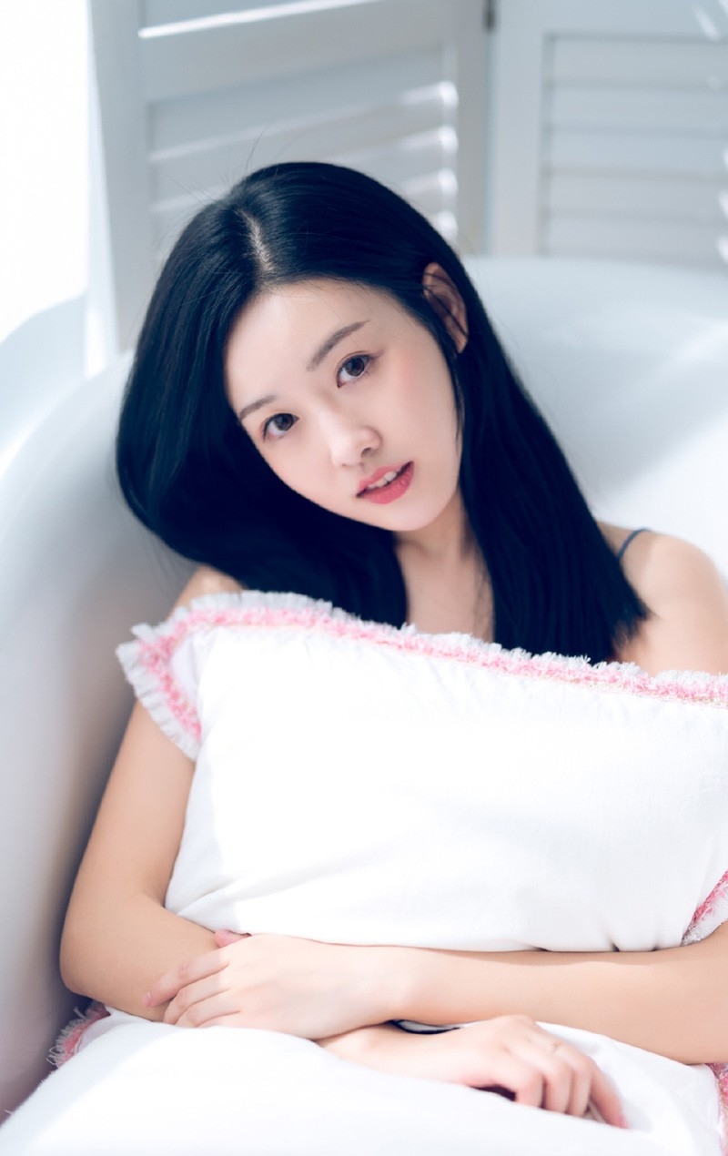 浴缸美女性感吊带露诱人香肩锁骨图片