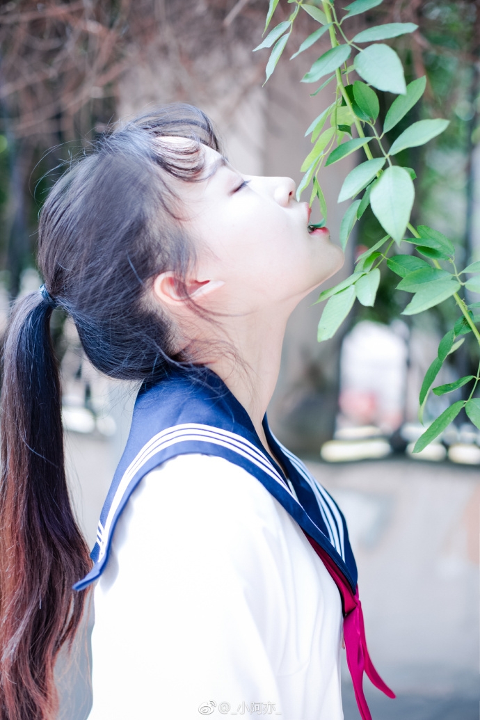 清纯学生妹俏皮马尾辫学院风制服图片