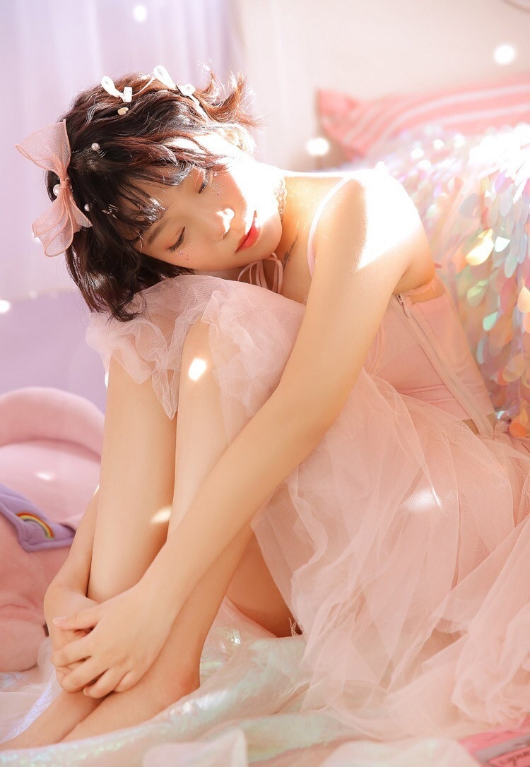 性感吊带美女秀香肩锁骨酥胸诱惑图片