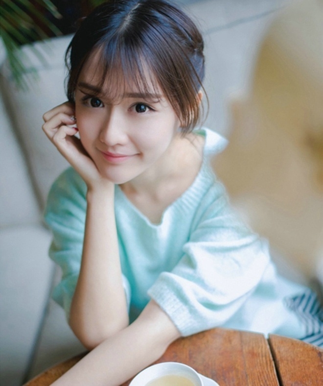 标致瓜子脸美女精致盘发悠闲下午茶图片