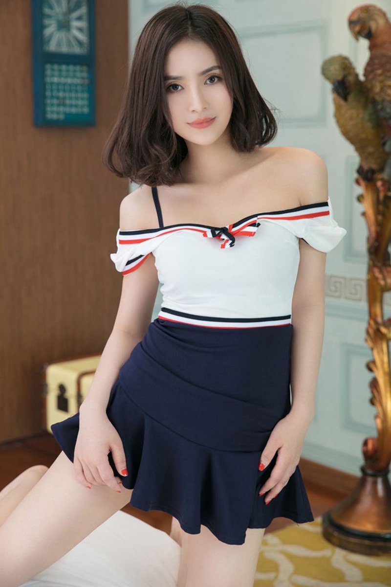 大胸妹子小熊色诱帅哥揉胸图