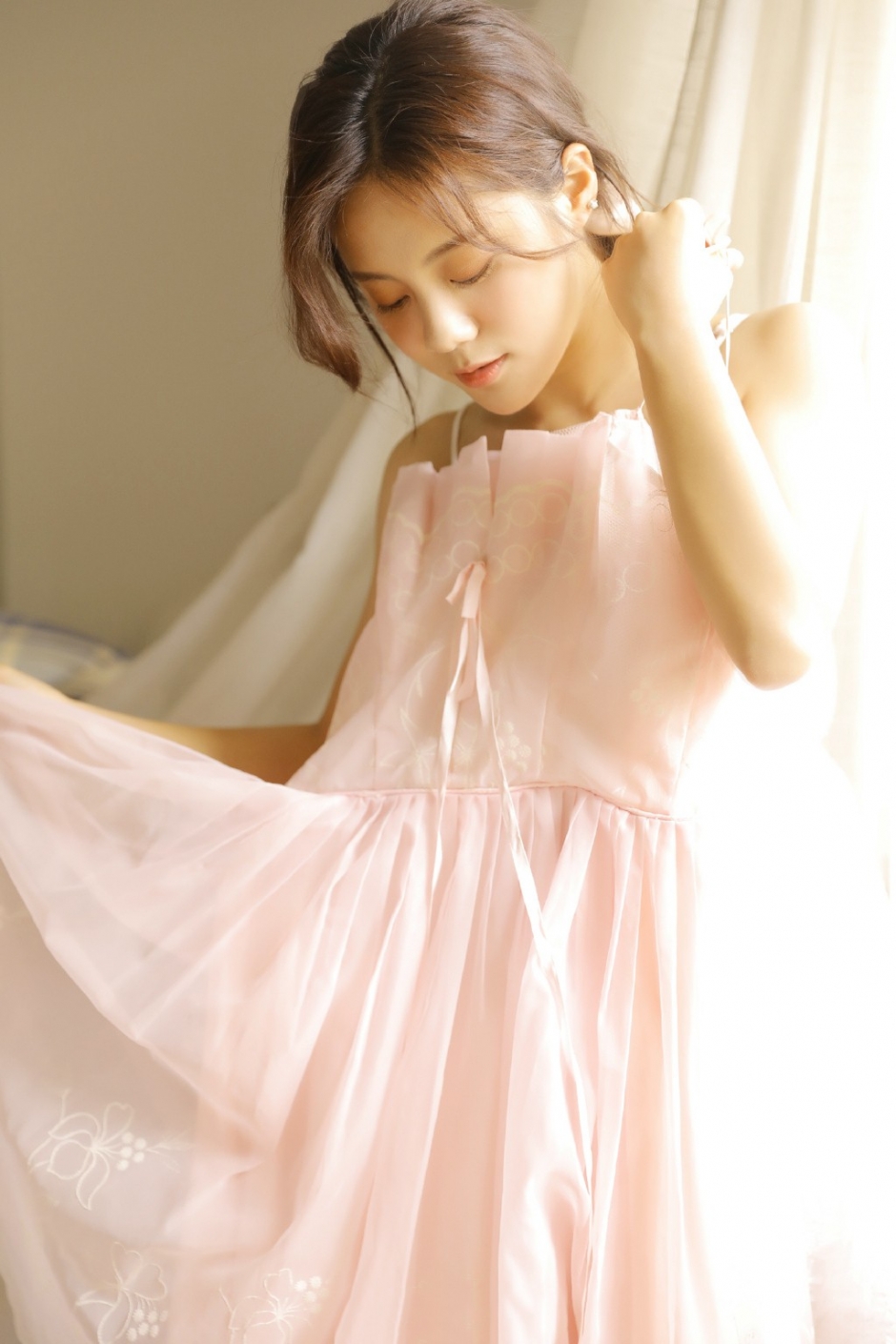 高颜值美女低扎马尾气质温柔白色吊带裙小露香肩图片