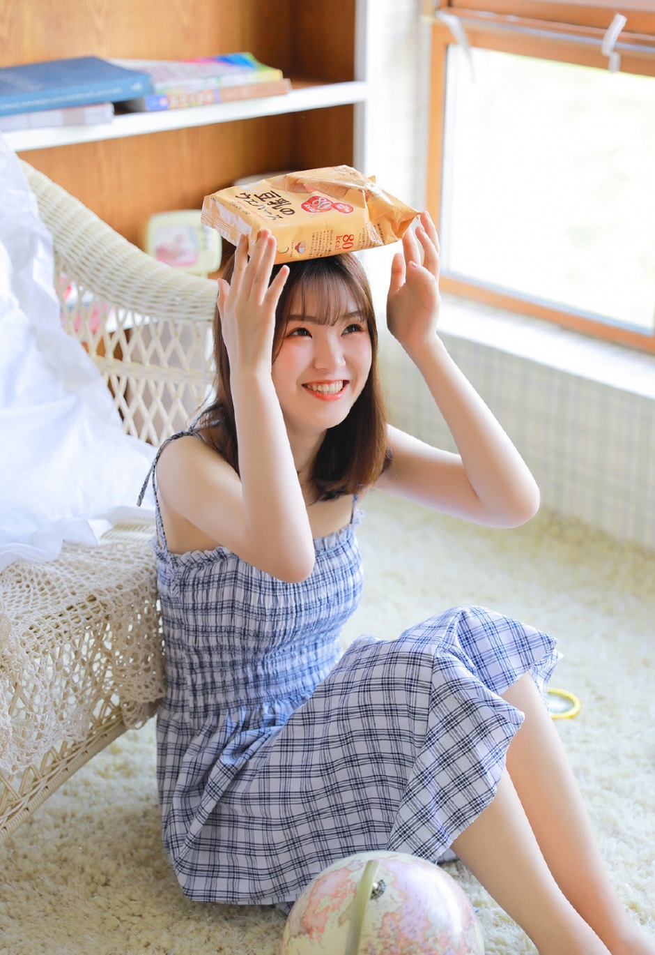 空气刘海邻家小妹妹格纹绑带裙乌黑大眼樱桃小嘴图片