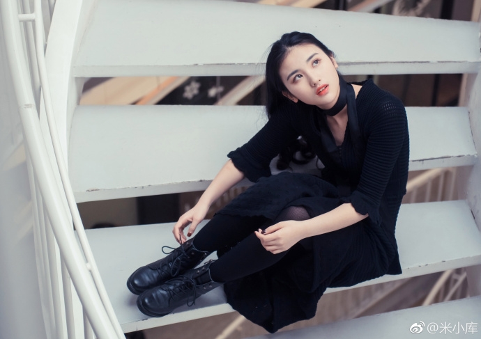 气质美女佳妮酱黑色长裙姿态撩人图片