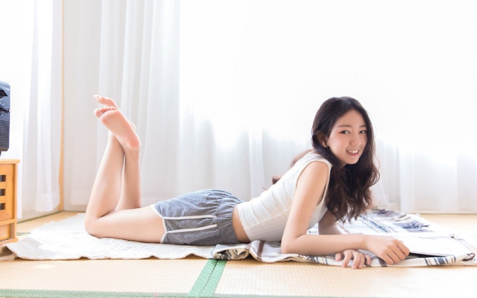 单眼皮美少女蓬松卷发纤细四肢露齿甜笑居家写真