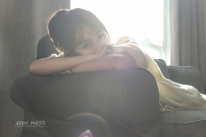 红唇美女姜迪白色毛衣裙露修长美腿图片