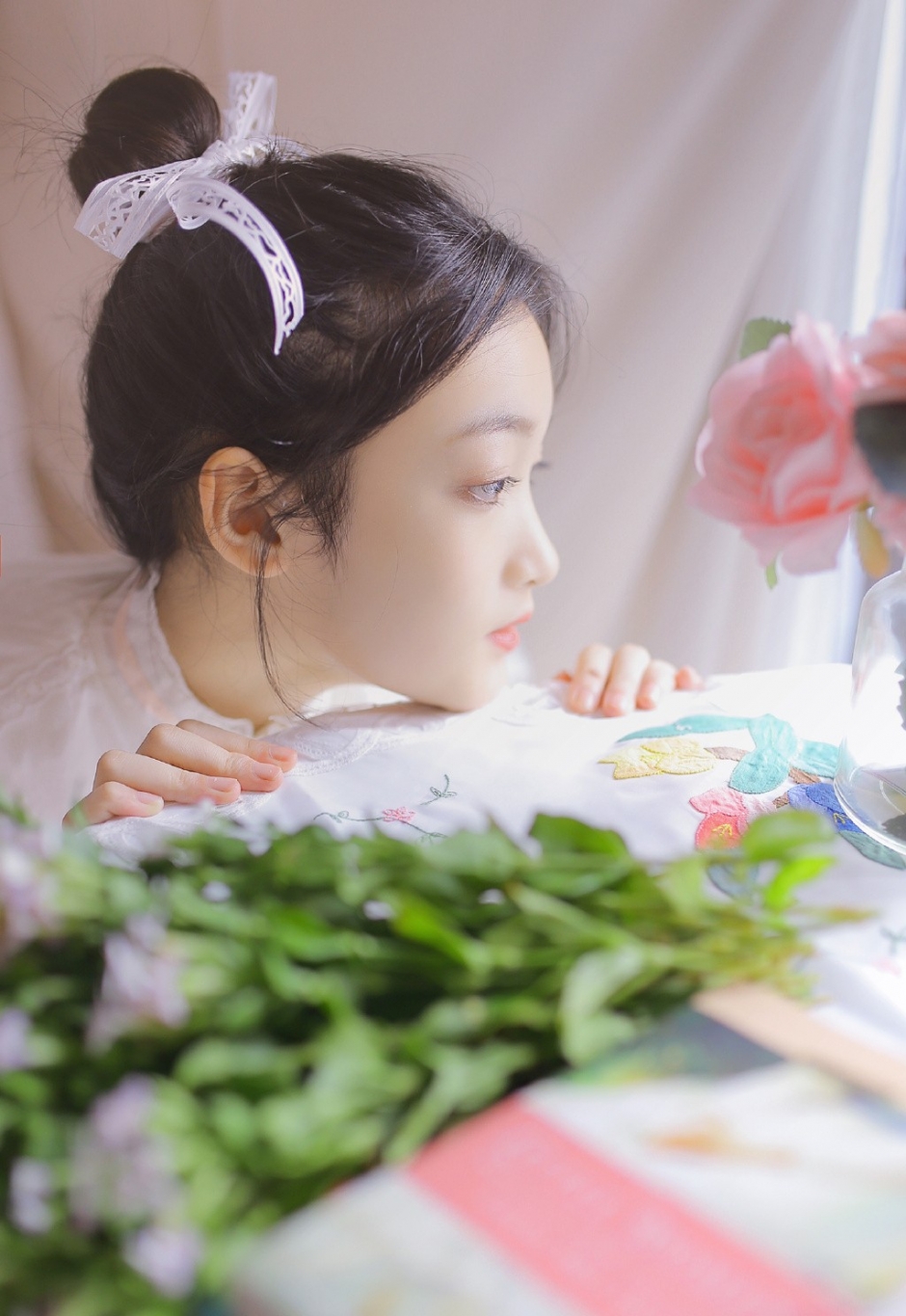 头戴花环美女皮肤水嫩黄色连衣裙露牛奶肌斜眼沉思图片