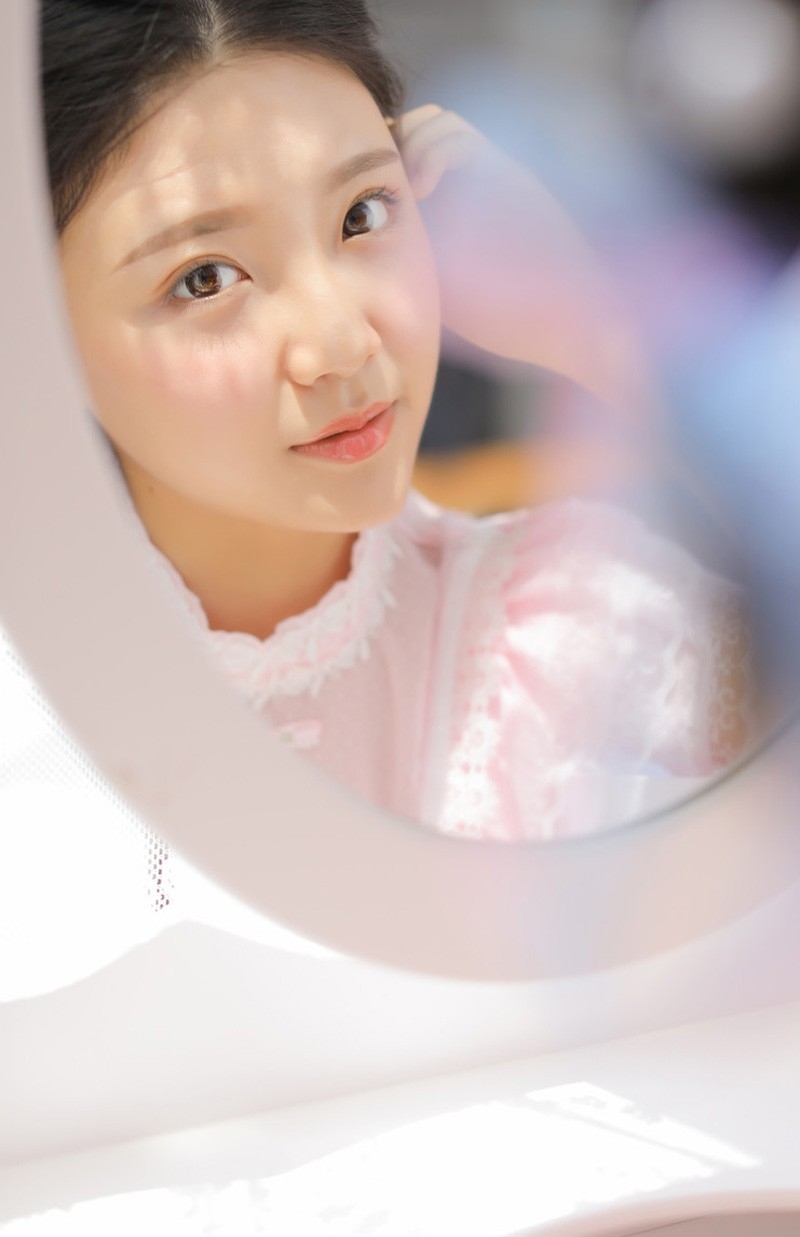 麻花辫美女粉色公主裙脸蛋白里透红图片
