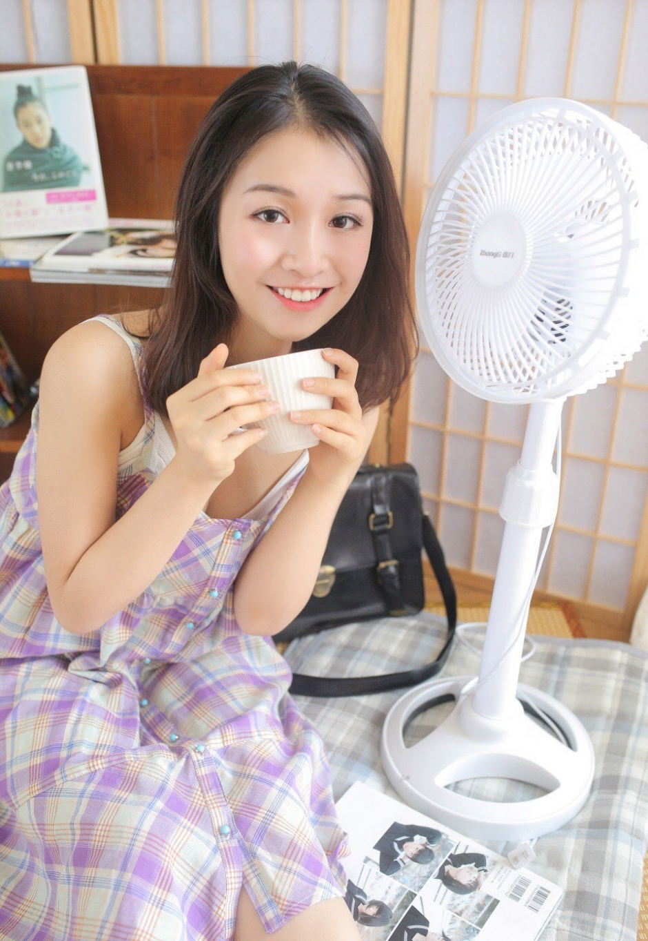 吊带短裙美女光滑牛奶肌露齿甜笑图片